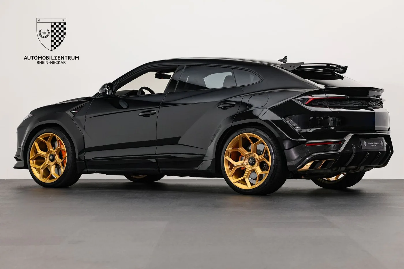 2025 Lamborghini Urus SE offered by a supercar dealer in Viernheim, Germany, photo 6 of 25