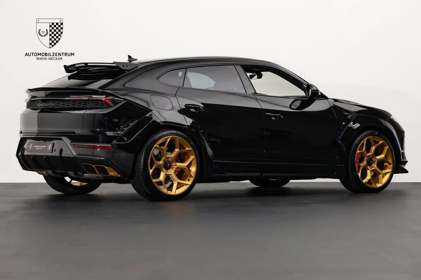2025 Lamborghini Urus SE offered by a supercar dealer in Viernheim, Germany, photo 9 of 25