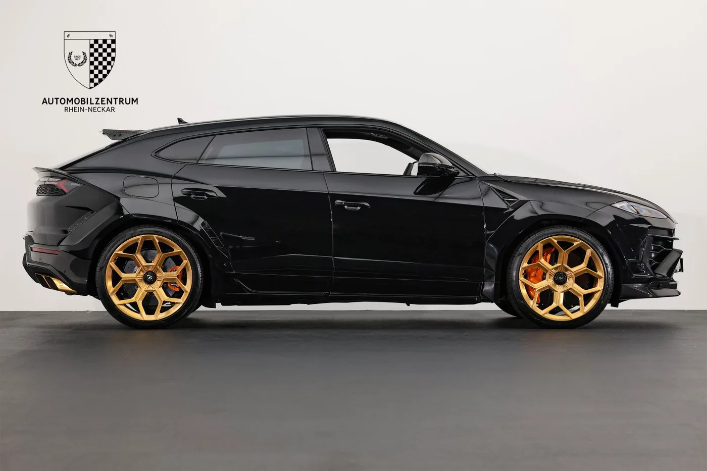 2025 Lamborghini Urus SE offered by a supercar dealer in Viernheim, Germany, photo 10 of 25