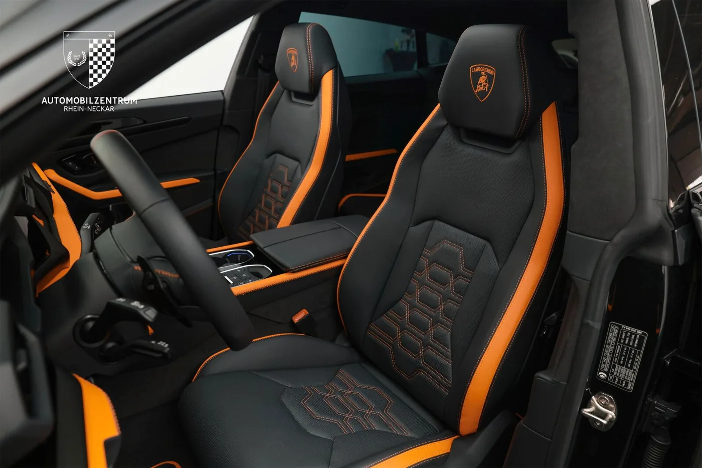 2025 Lamborghini Urus SE offered by a supercar dealer in Viernheim, Germany, photo 13 of 25