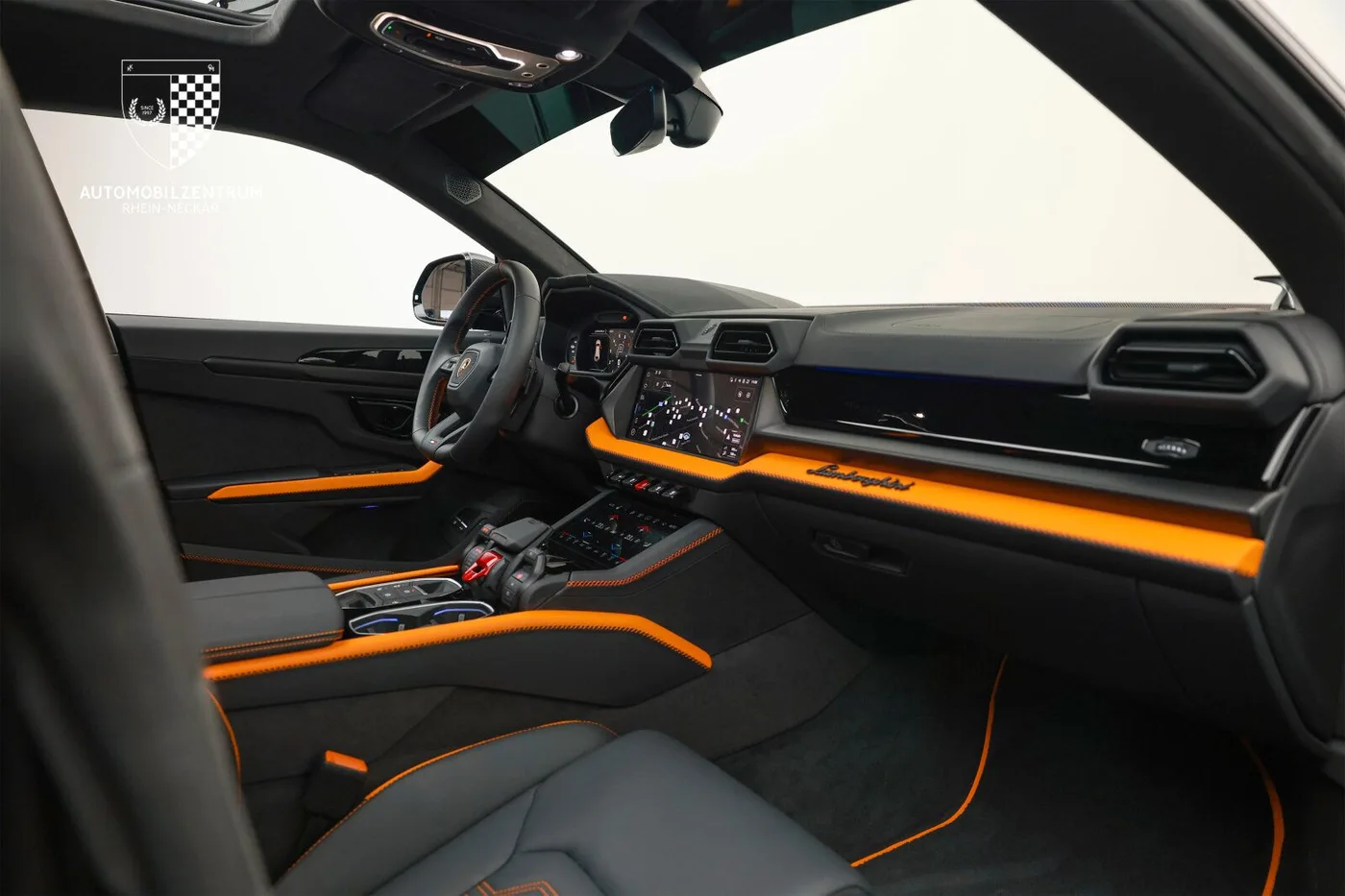 2025 Lamborghini Urus SE offered by a supercar dealer in Viernheim, Germany, photo 15 of 25