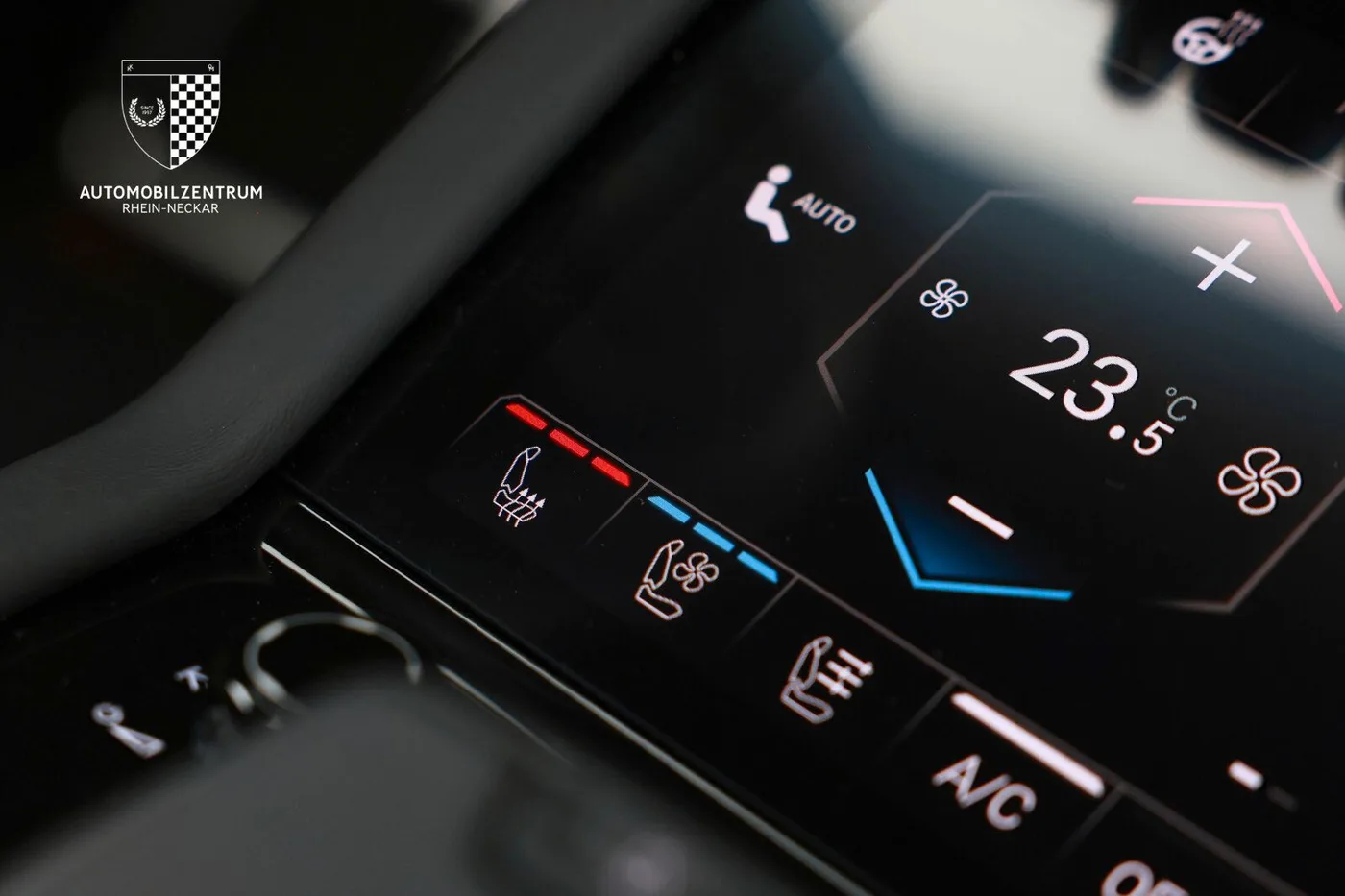 2025 Lamborghini Urus SE offered by a supercar dealer in Viernheim, Germany, photo 23 of 25