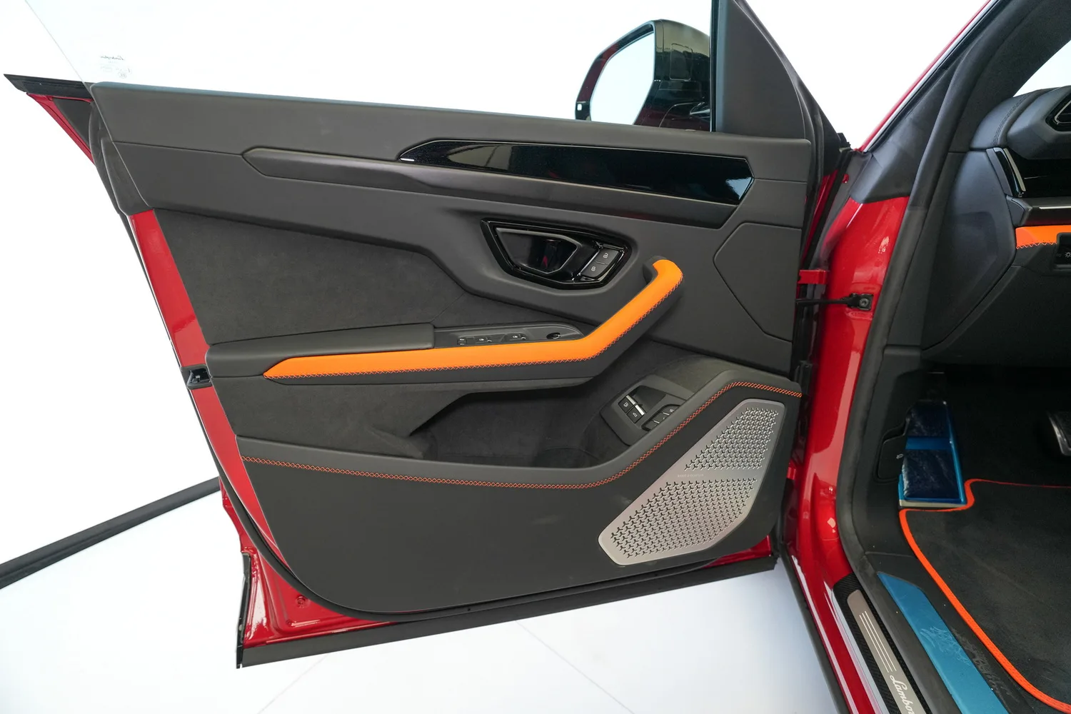 2025 Lamborghini Urus SE, 2/18