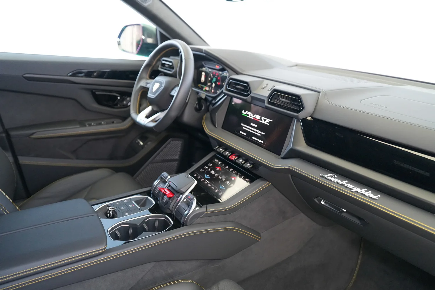 2025 Lamborghini Urus SE, 8/18