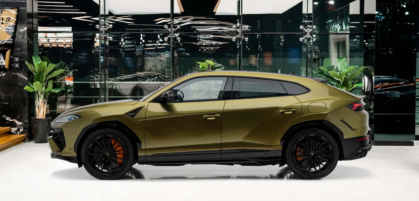 2025 Lamborghini Urus SE angeboten von einem Fachhändler in Dubai, Vereinigte Arabische Emirate, Außenansicht 2