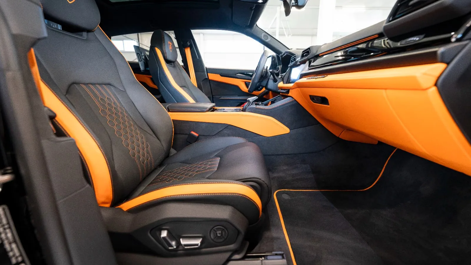 2025 Lamborghini Urus SE, 14/16