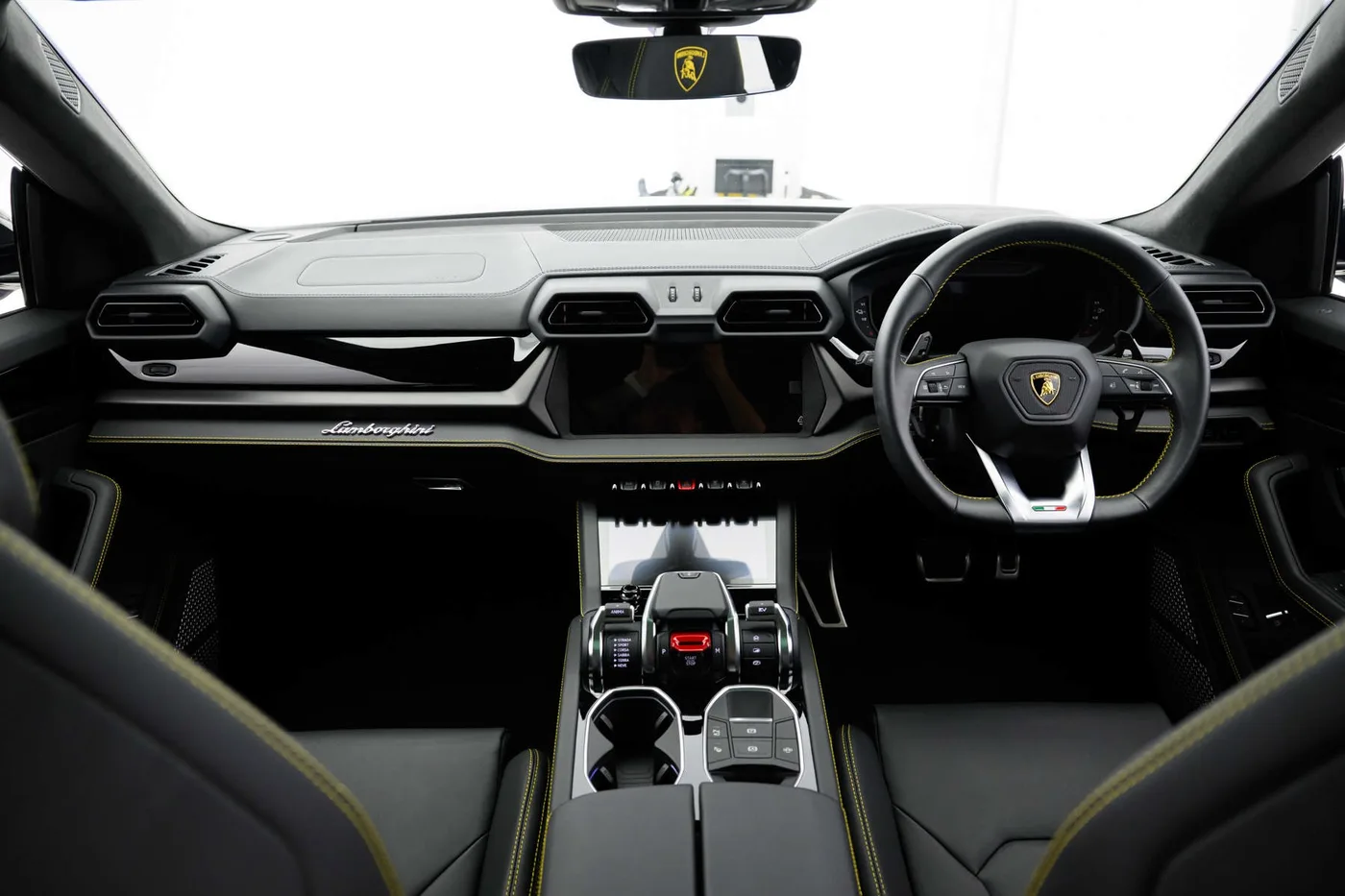 2025 Lamborghini Urus SE angeboten von einer Vertragshändlergruppe in Hatfield, Vereinigtes Königreich, Foto 10 von 20