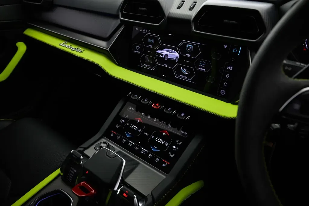 2025 Lamborghini Urus SE, 11/20