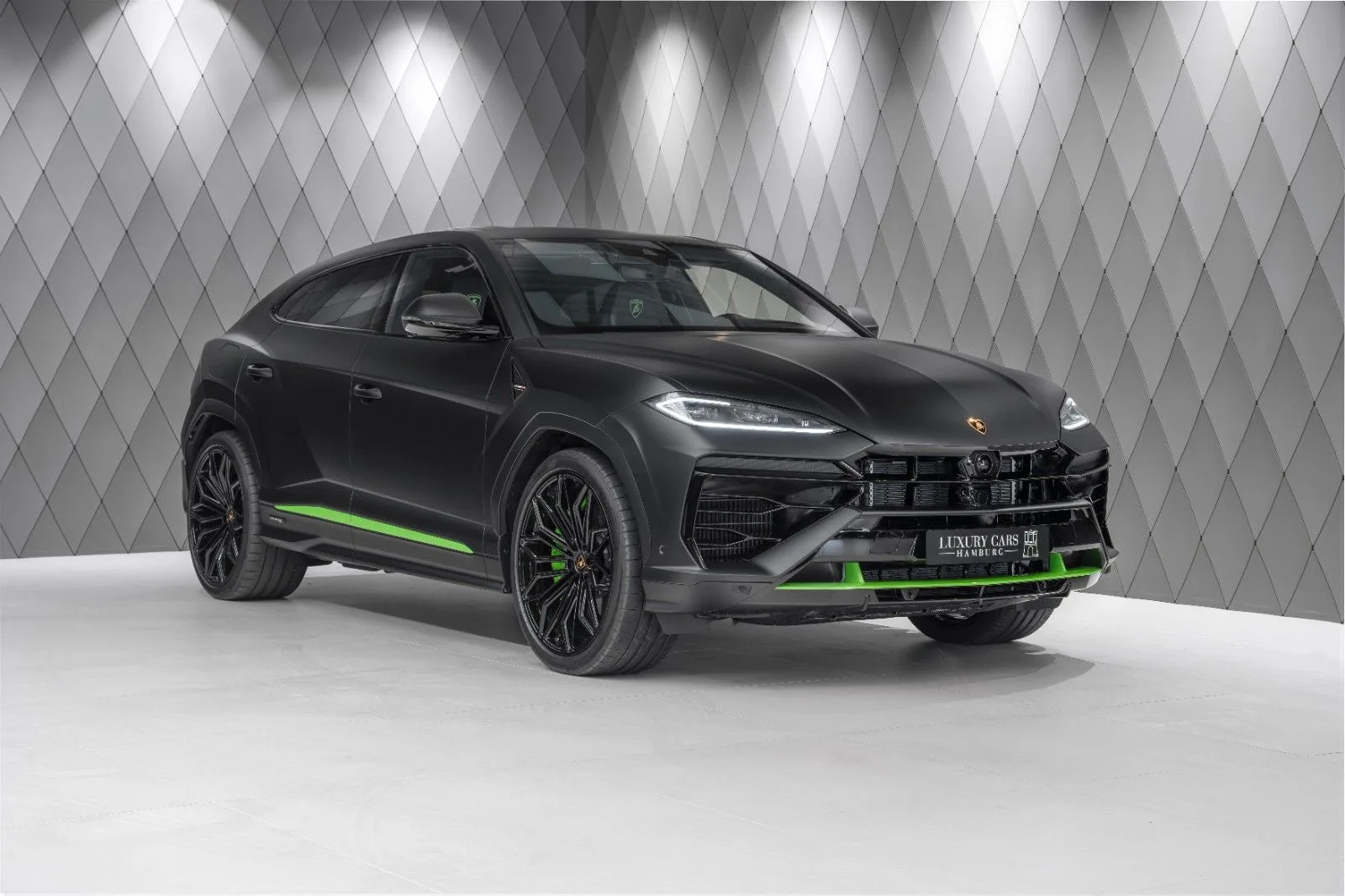 2025 Lamborghini Urus SE proposée par un spécialiste de la supercar à Schenefeld, Allemagne, photo principale