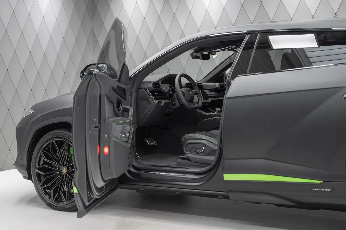 2025 Lamborghini Urus SE angeboten von einem Supersportwagenhändler in Schenefeld, Deutschland, Foto 12 von 25