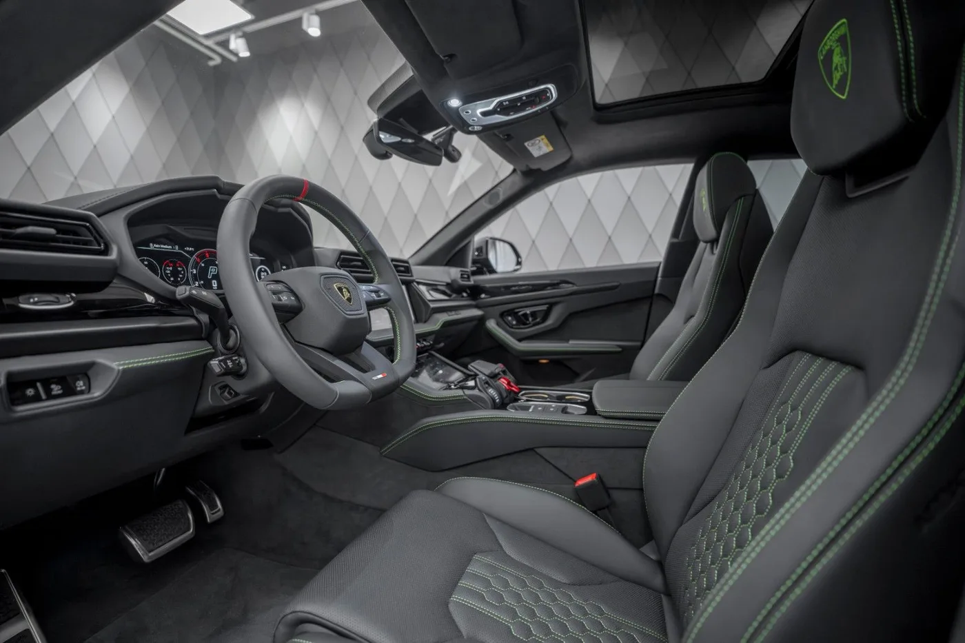 2025 Lamborghini Urus SE angeboten von einem Supersportwagenhändler in Schenefeld, Deutschland, Foto 14 von 25