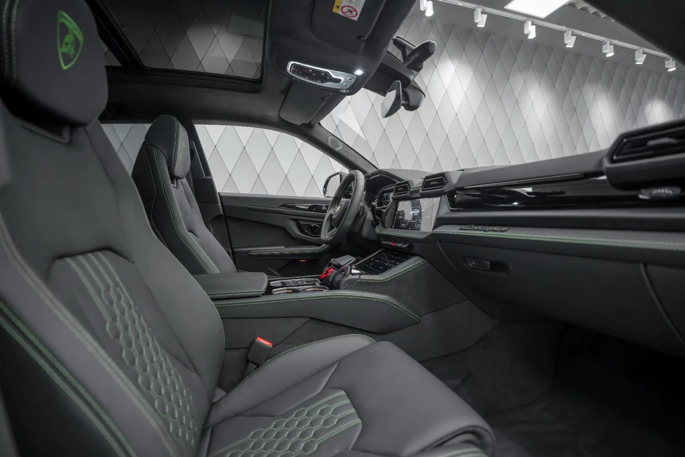 2025 Lamborghini Urus SE angeboten von einem Supersportwagenhändler in Schenefeld, Deutschland, Foto 16 von 25