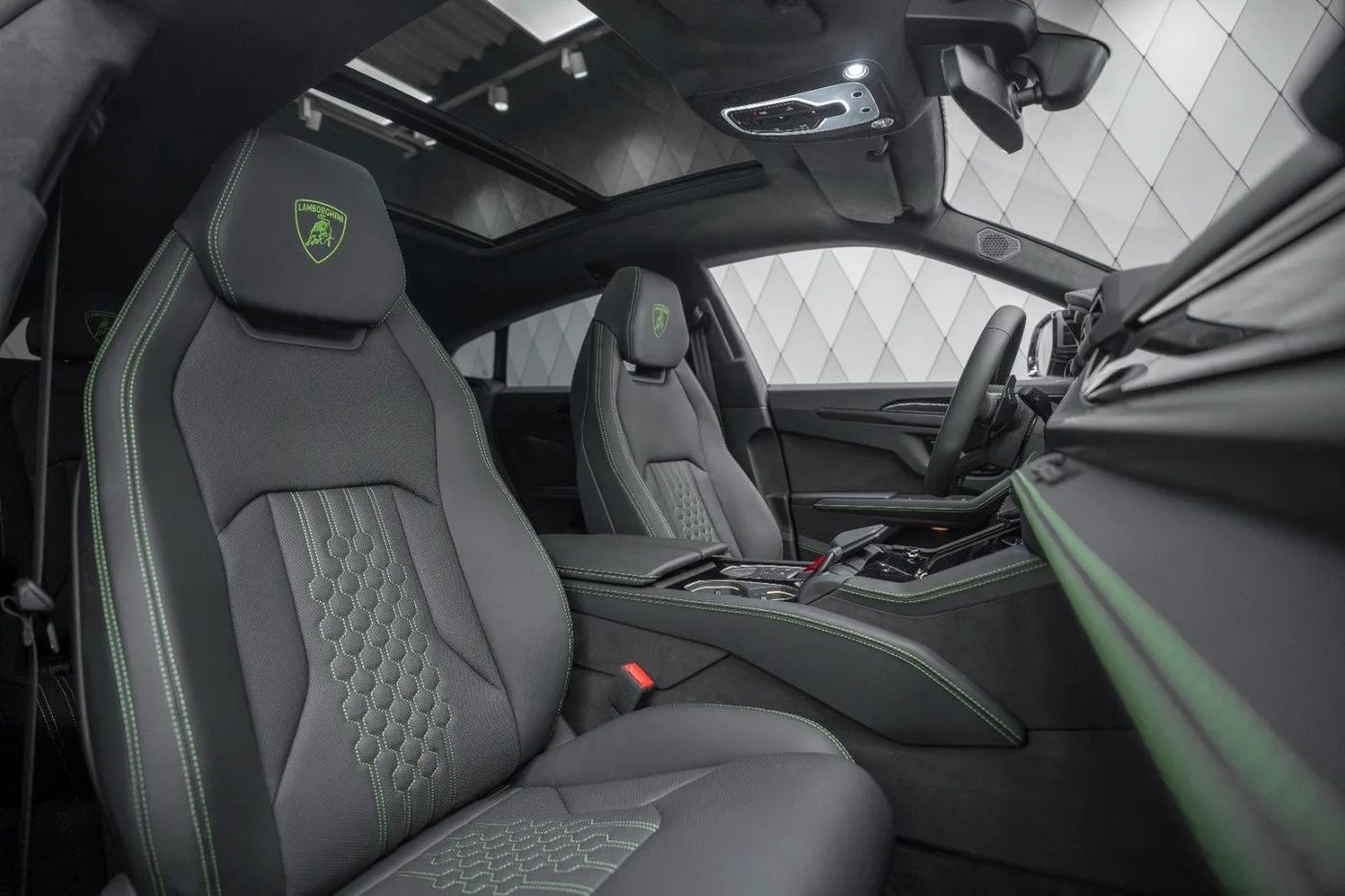 2025 Lamborghini Urus SE angeboten von einem Supersportwagenhändler in Schenefeld, Deutschland, Foto 17 von 25