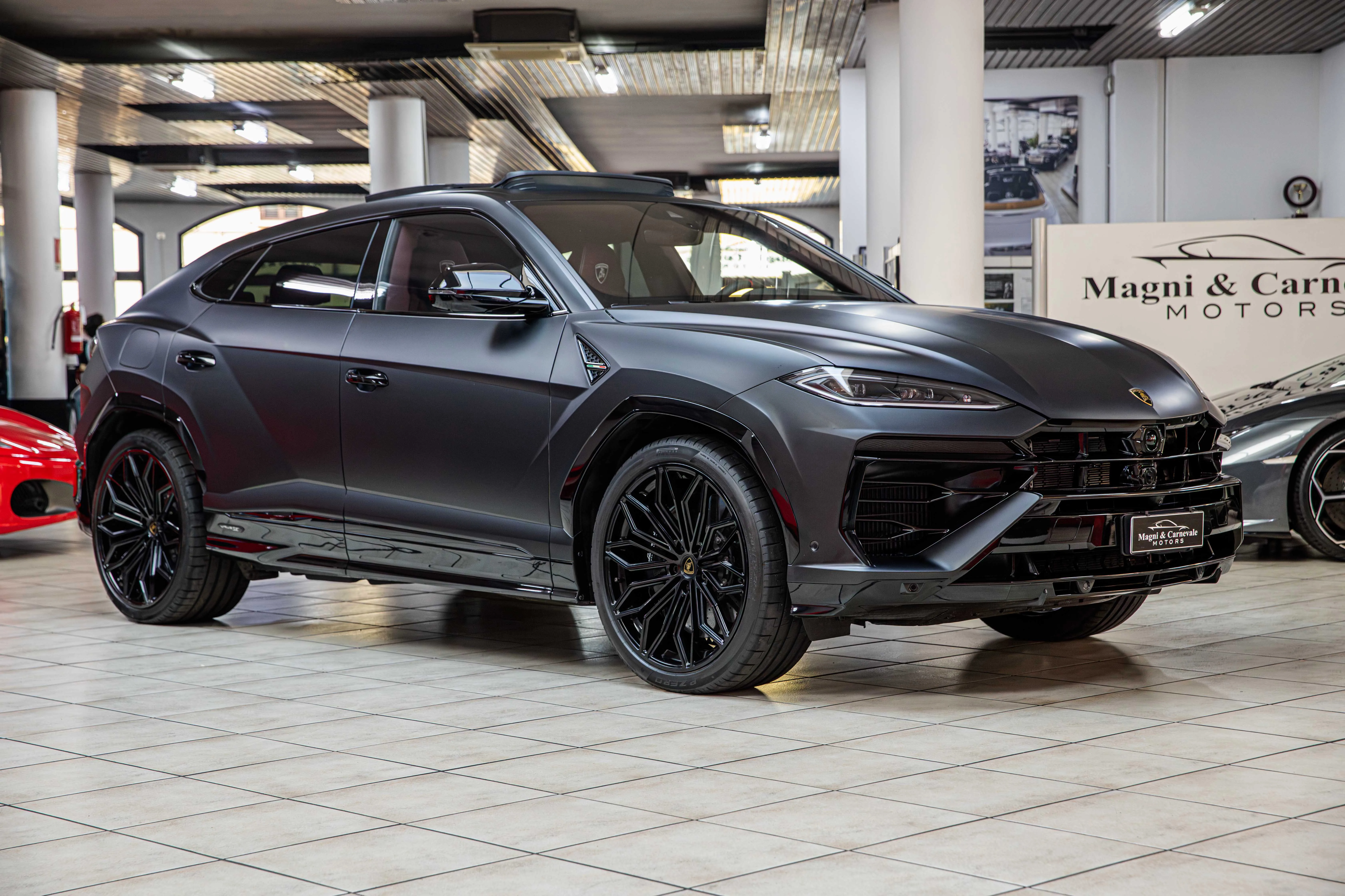 2025 Lamborghini Urus SE proposé par un concessionnaire spécialisé à Milan, Italie, photo principale