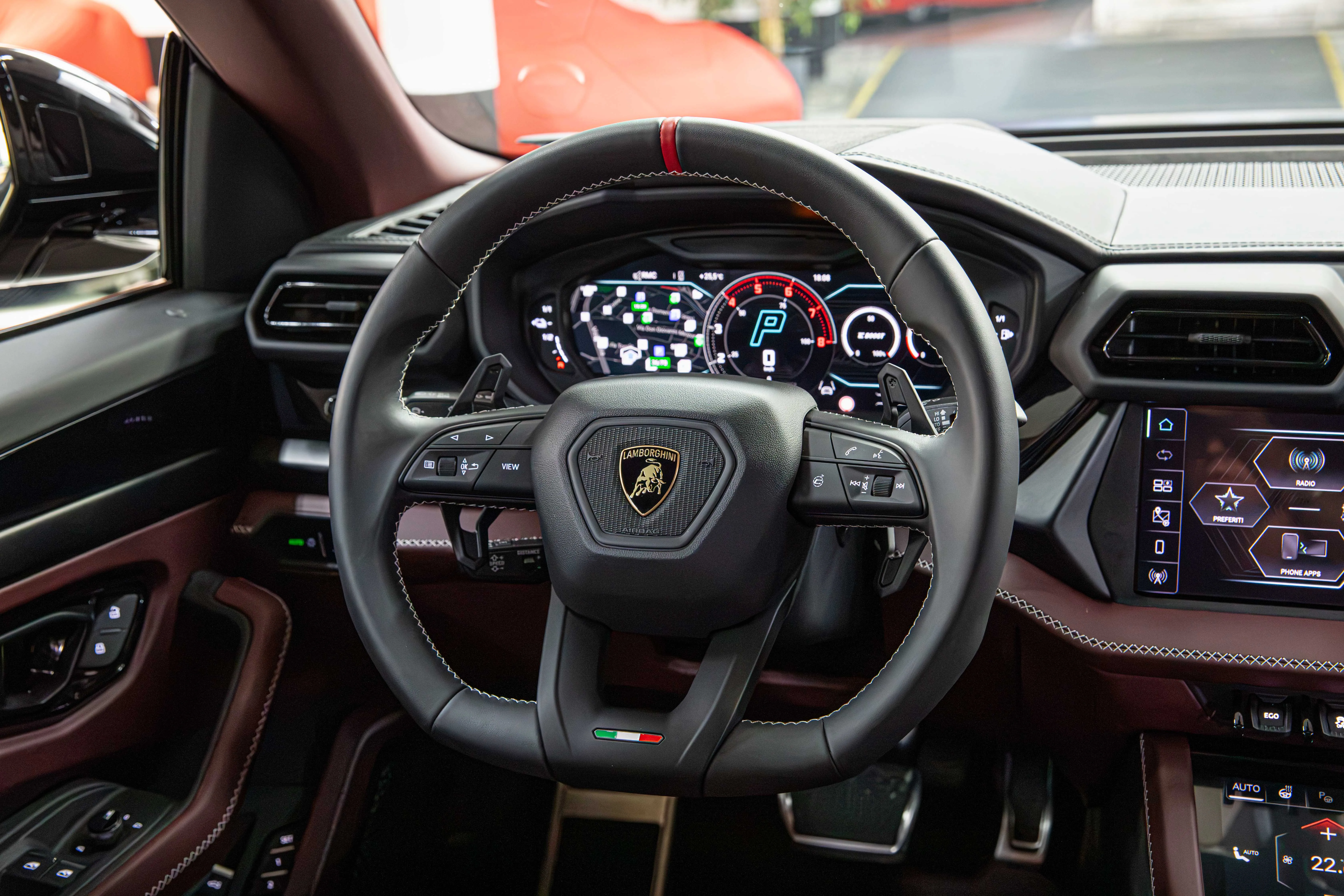 2025 Lamborghini Urus SE, 28/30