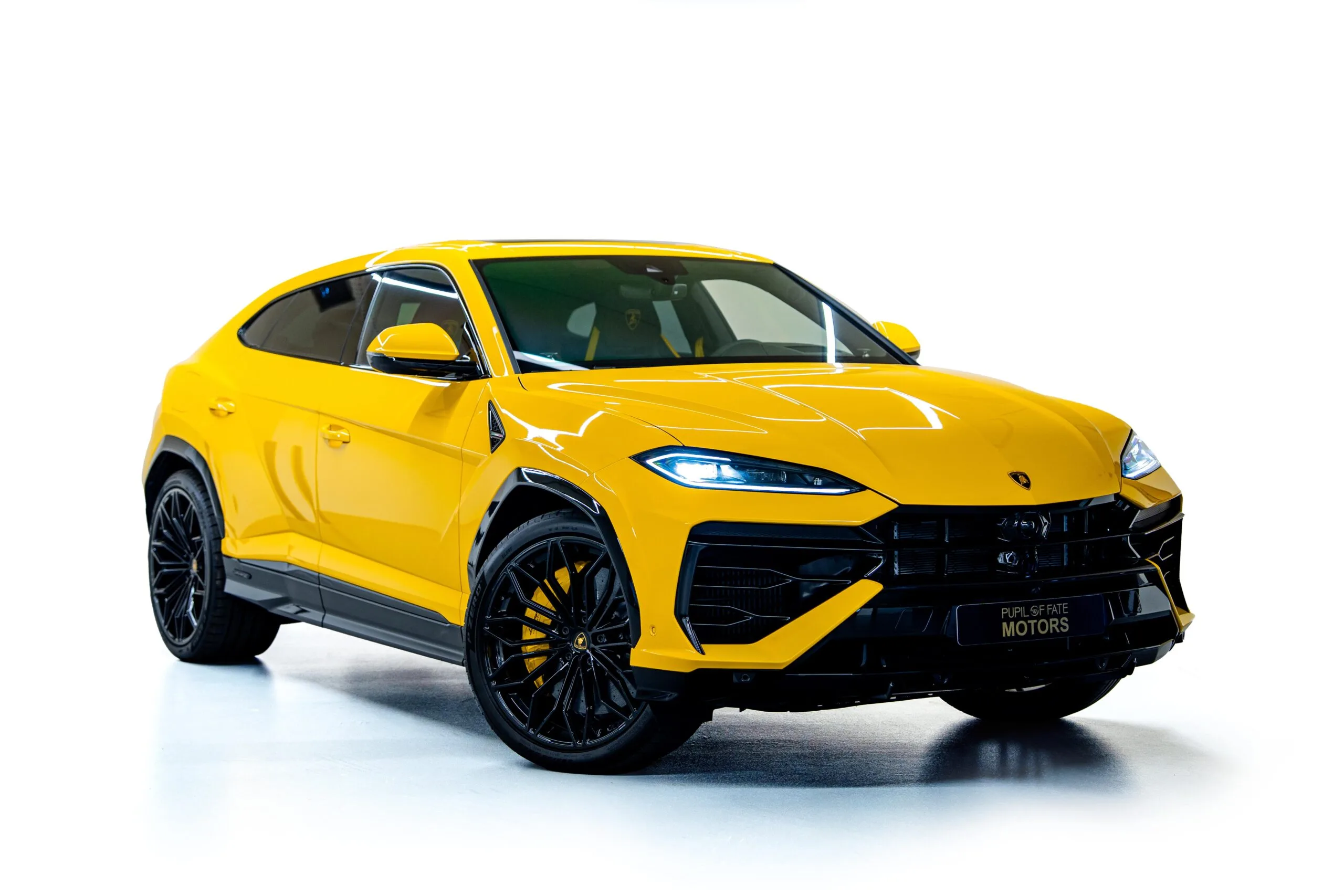2025 Lamborghini Urus SE proposée par un concessionnaire spécialisé à Dubaï, Émirats arabes unis, photo principale