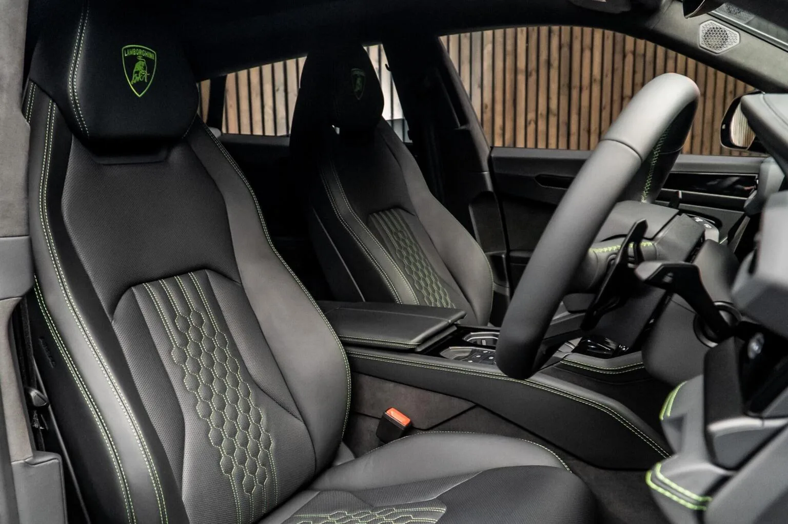 2025 Lamborghini Urus SE, 2/30