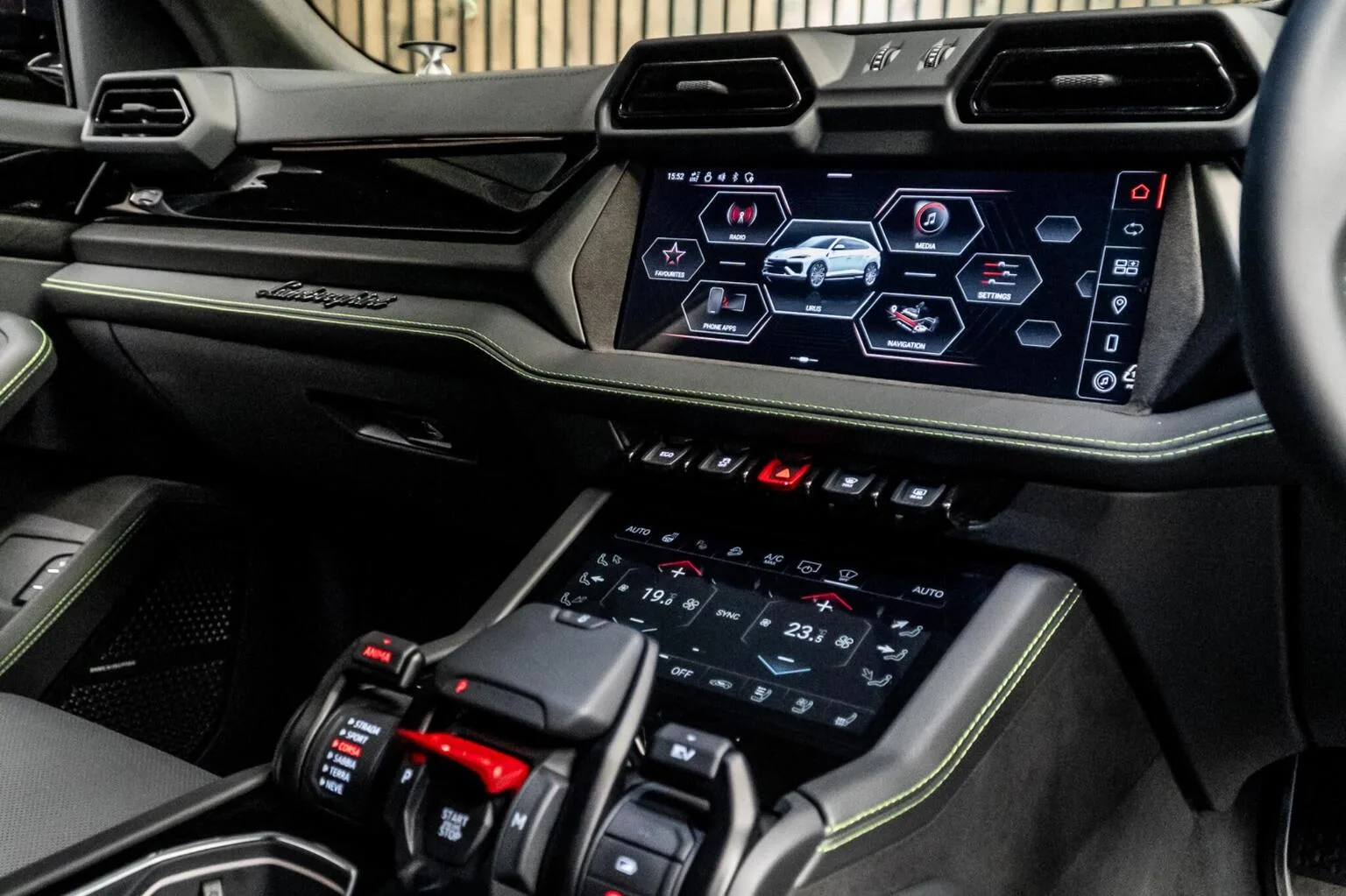 2025 Lamborghini Urus SE, 24/30