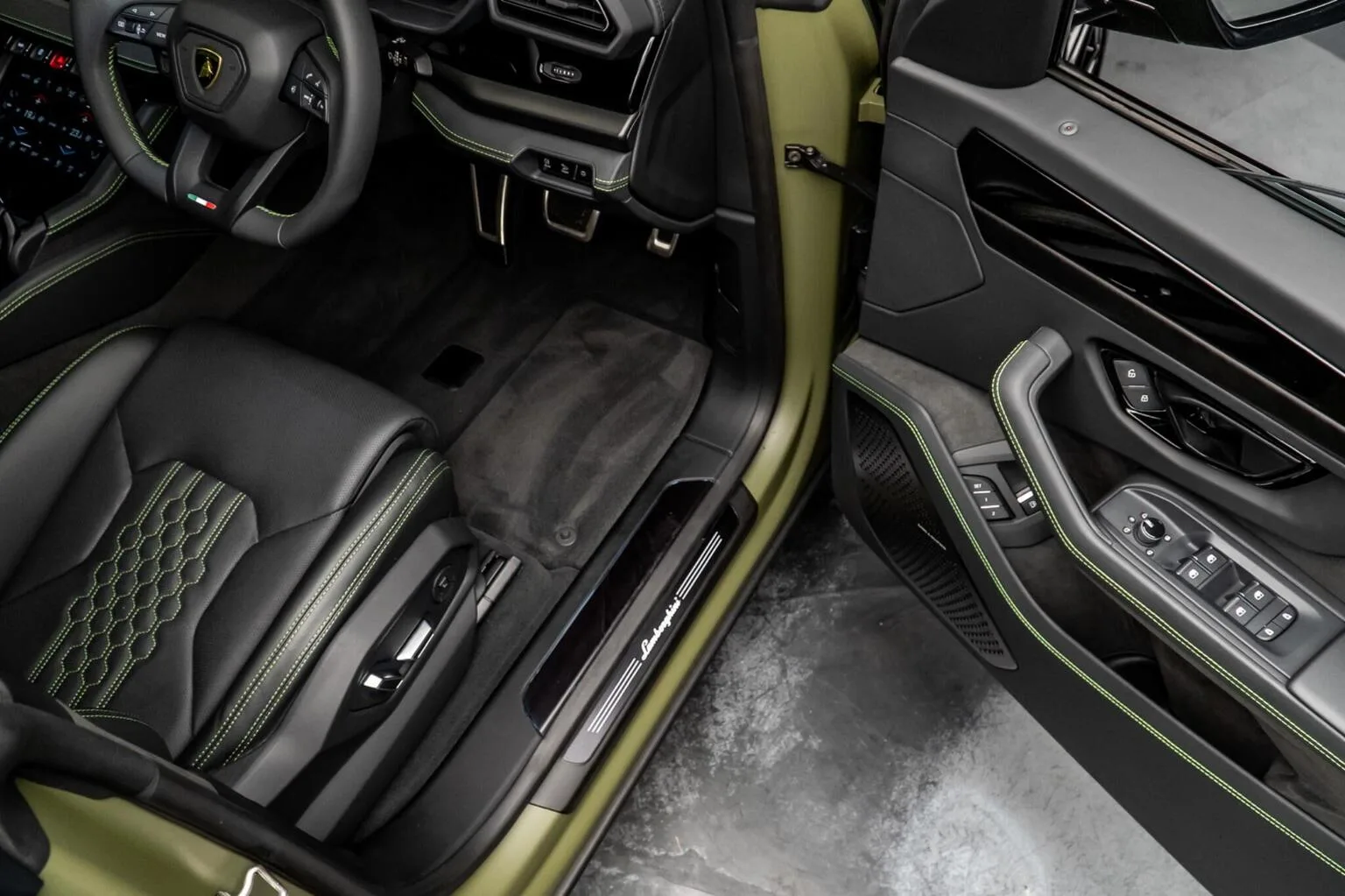 2025 Lamborghini Urus SE, 28/30
