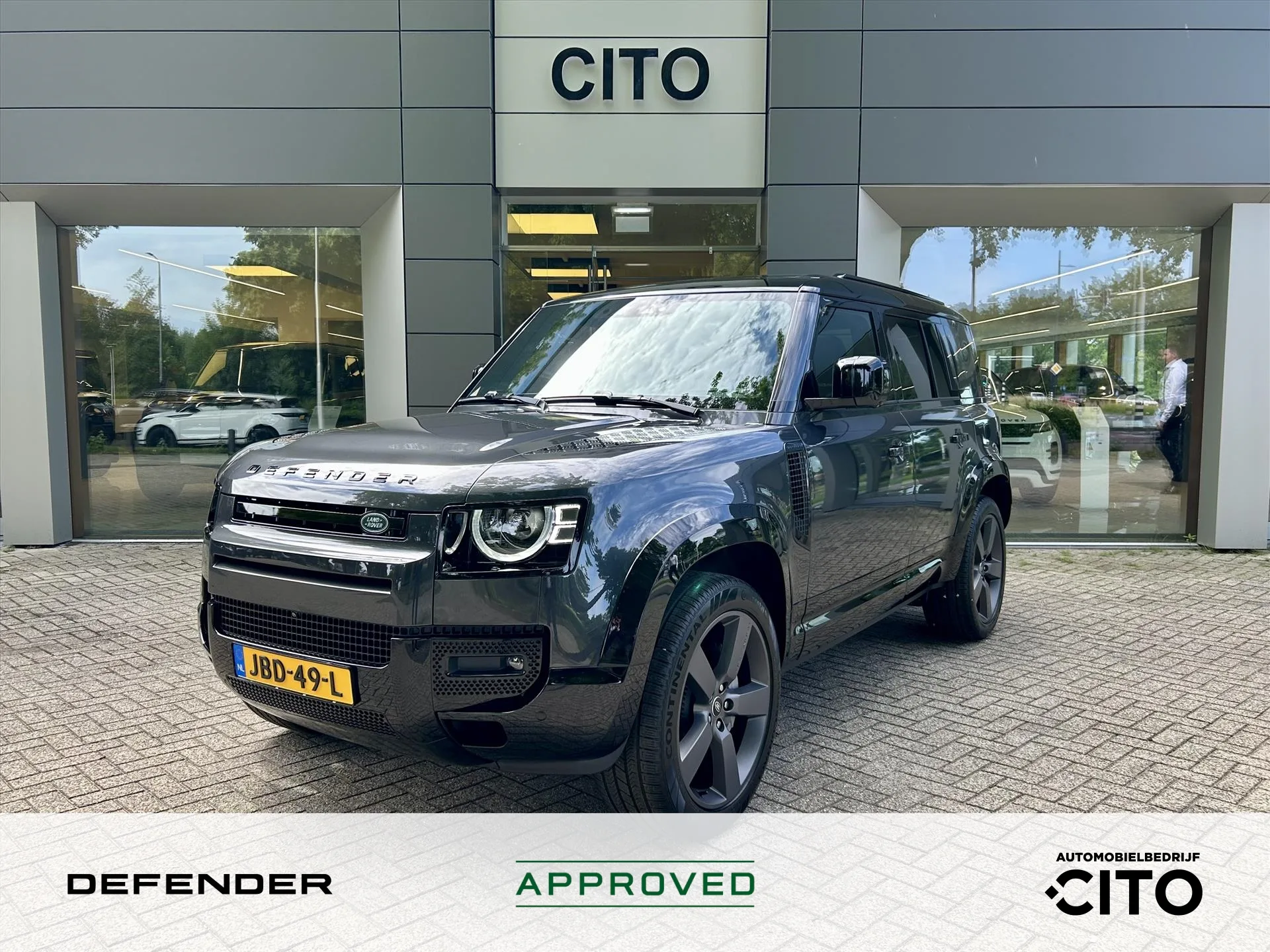 2025 Land Rover Defender 110 proposée par un concessionnaire spécialisé à Eindhoven, Pays-Bas, photo principale
