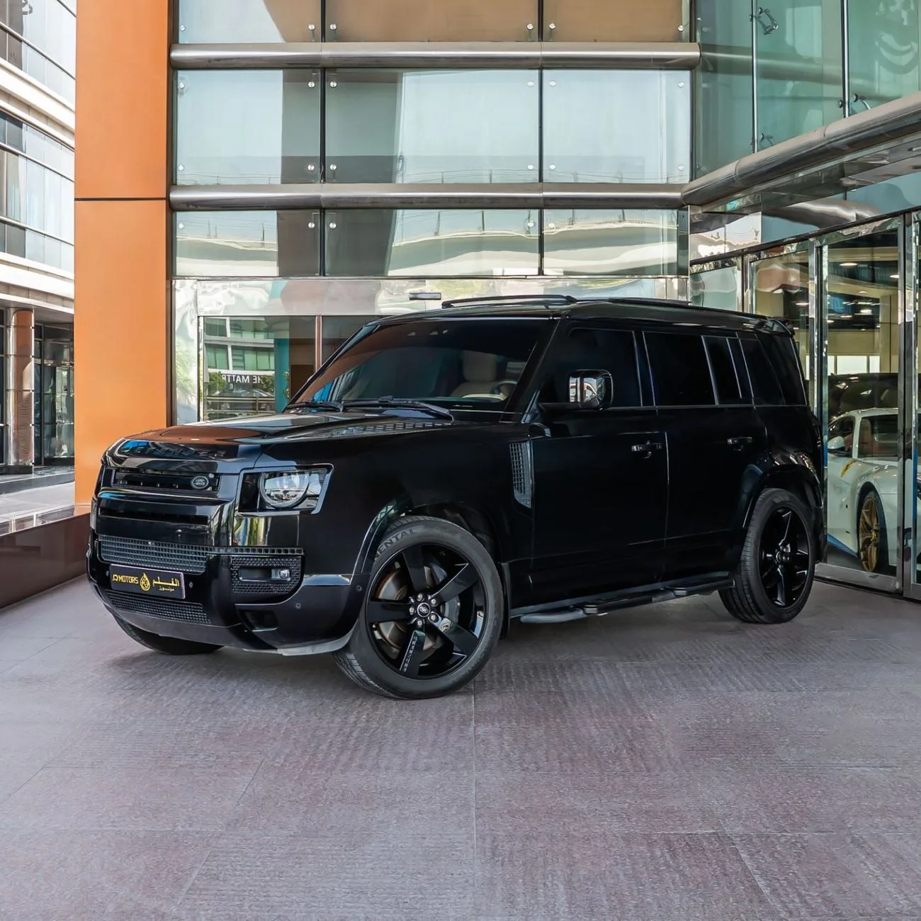 2025 Land Rover Defender 110 P400 X-Dynamic HSE en un concesionario especializado de Dubái, Emiratos Árabes Unidos, foto principal