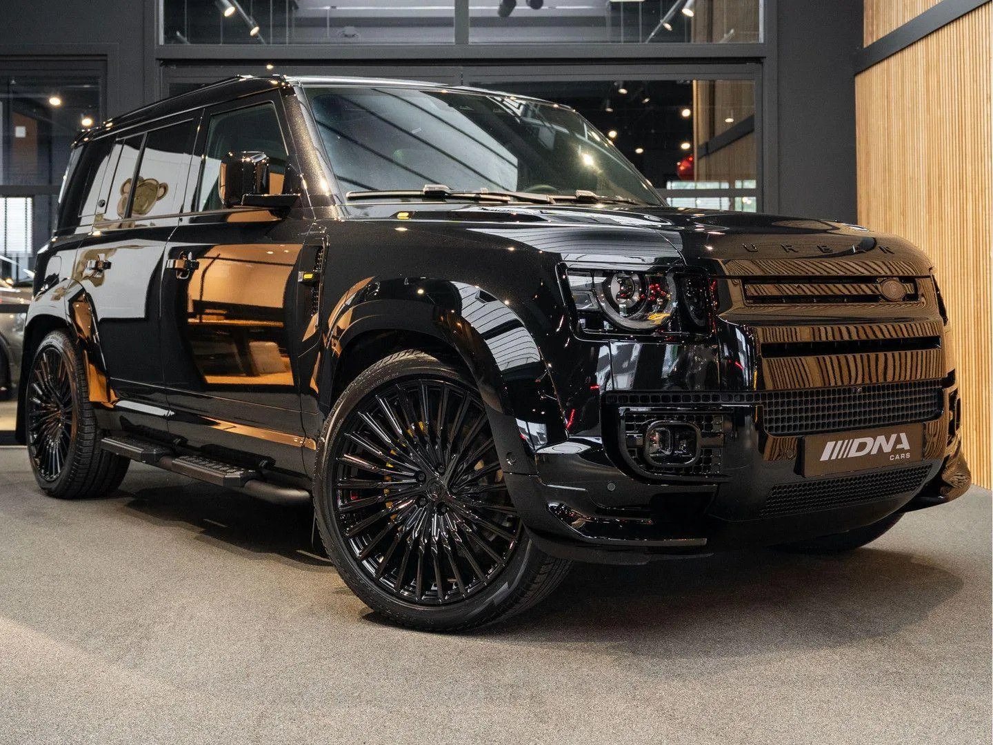2025 Land Rover Defender 110 PHEV P300e X-Dynamic HSE Urban Automotive en un concesionario especializado de Naarden, Países Bajos, foto principal