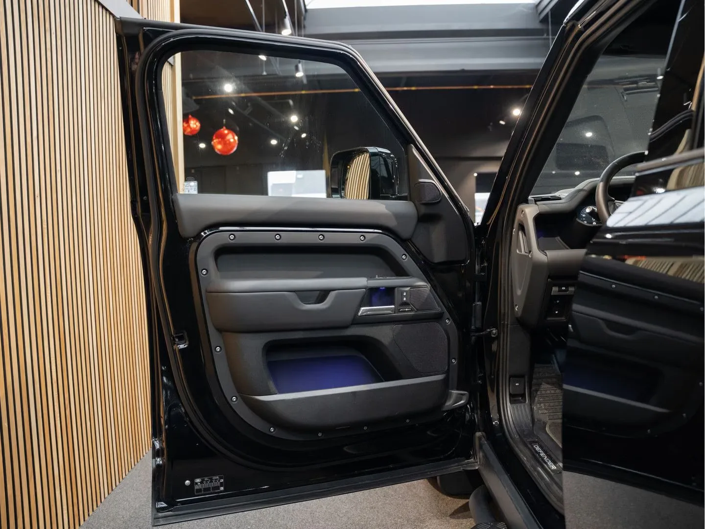 2025 Land Rover Defender 110 PHEV P300e X-Dynamic HSE Urban Automotive, 6/30