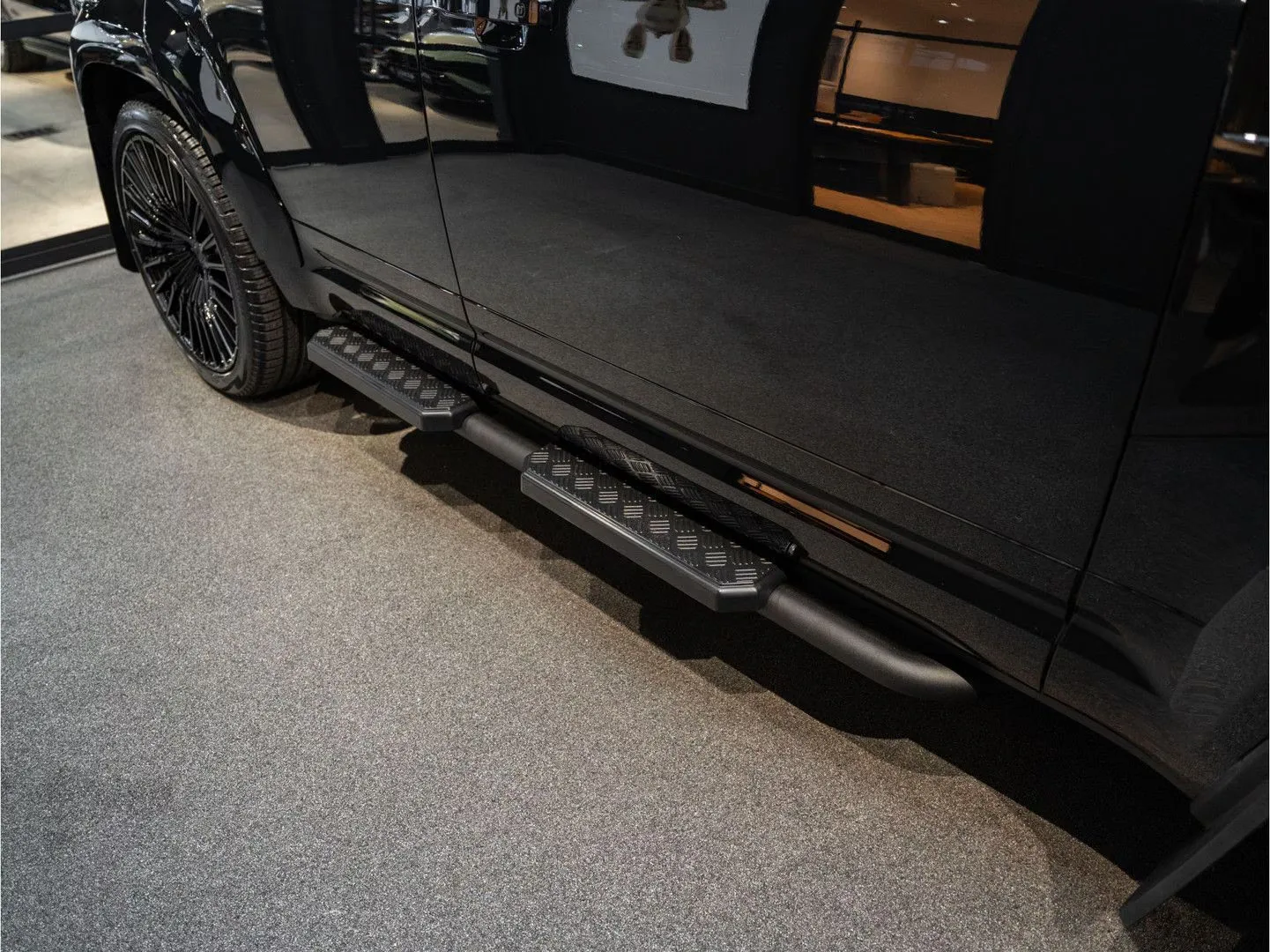 2025 Land Rover Defender 110 PHEV P300e X-Dynamic HSE Urban Automotive, 16/30
