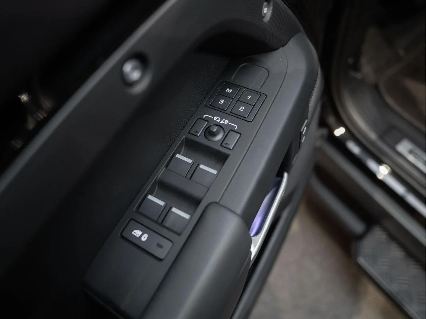 2025 Land Rover Defender 110 PHEV P300e X-Dynamic HSE Urban Automotive, 26/30