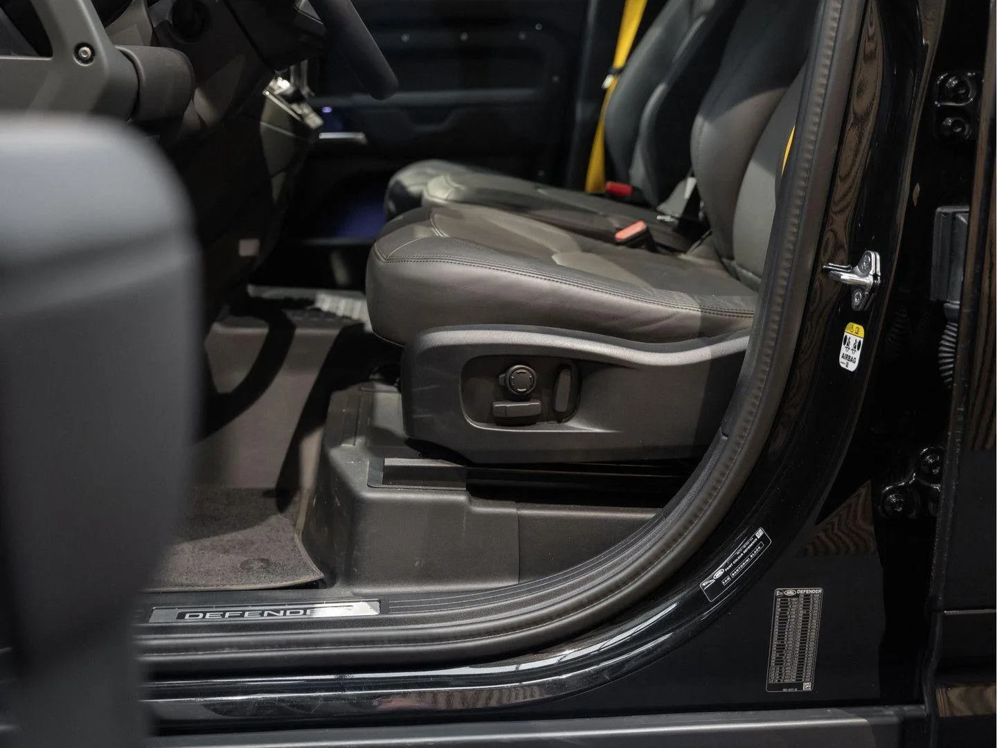 2025 Land Rover Defender 110 PHEV P300e X-Dynamic HSE Urban Automotive, 28/30
