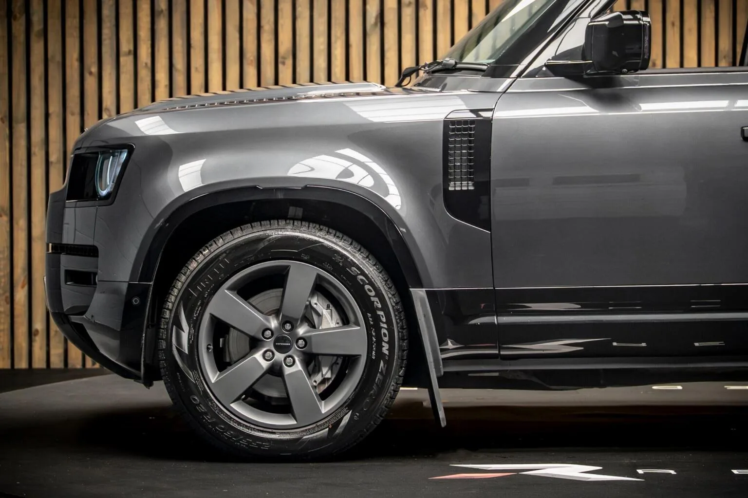 2025 Land Rover Defender 110 Hard Top D350 X-Dynamic HSE, 8/30