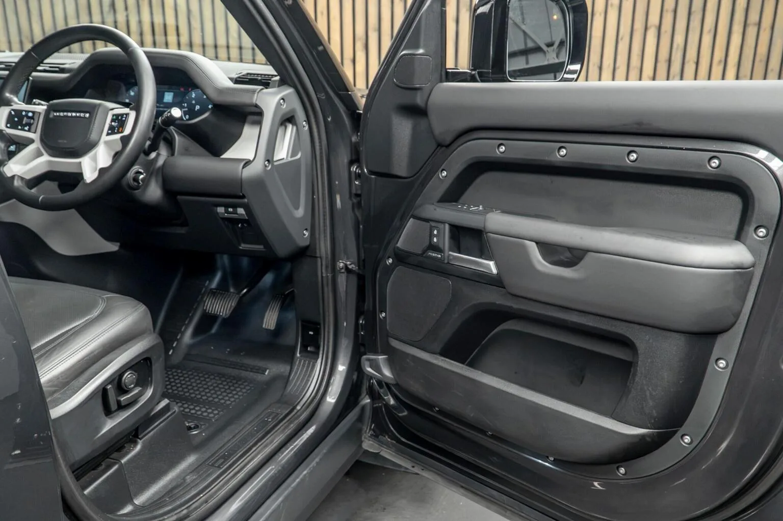 2025 Land Rover Defender 110 Hard Top D350 X-Dynamic HSE, 29/30
