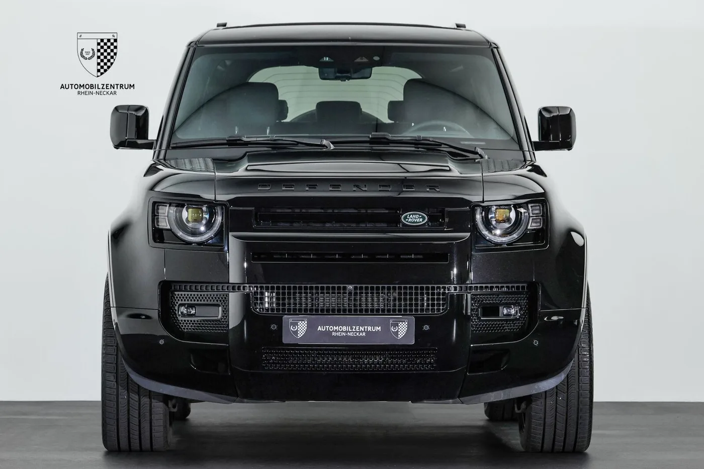 2025 Land Rover Defender 90 D300, X-Dynamic SE offered by a supercar dealer in Viernheim, Germany, photo 2 of 25