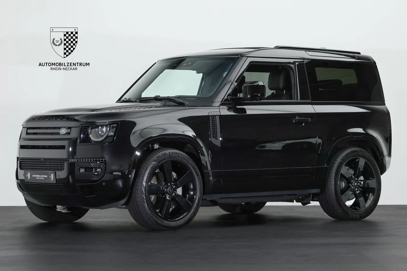 2025 Land Rover Defender 90 D300, X-Dynamic SE offered by a supercar dealer in Viernheim, Germany, photo 3 of 25