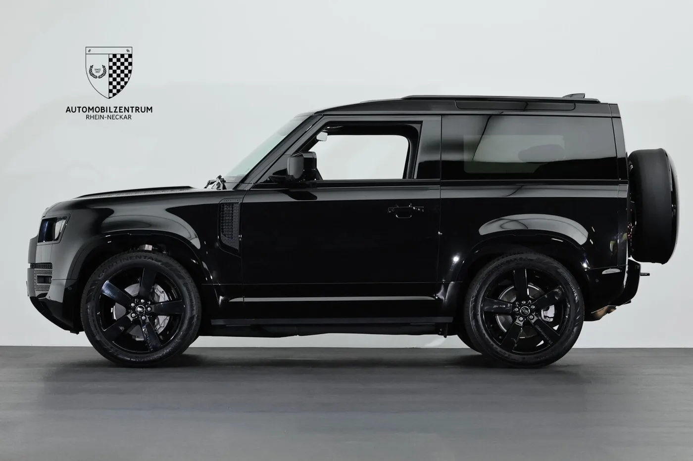 2025 Land Rover Defender 90 D300, X-Dynamic SE offered by a supercar dealer in Viernheim, Germany, photo 4 of 25