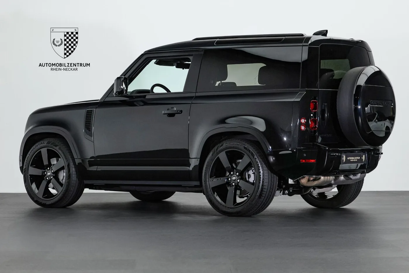 2025 Land Rover Defender 90 D300, X-Dynamic SE offered by a supercar dealer in Viernheim, Germany, photo 5 of 25