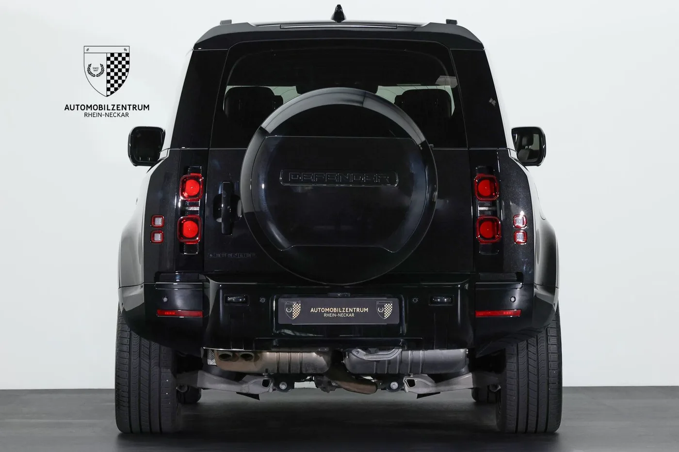 2025 Land Rover Defender 90 D300, X-Dynamic SE offered by a supercar dealer in Viernheim, Germany, photo 6 of 25