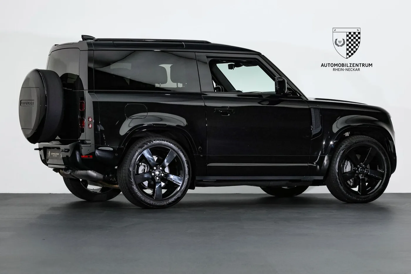 2025 Land Rover Defender 90 D300, X-Dynamic SE offered by a supercar dealer in Viernheim, Germany, photo 7 of 25
