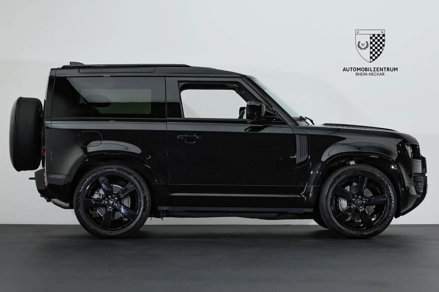 2025 Land Rover Defender 90 D300, X-Dynamic SE offered by a supercar dealer in Viernheim, Germany, photo 8 of 25