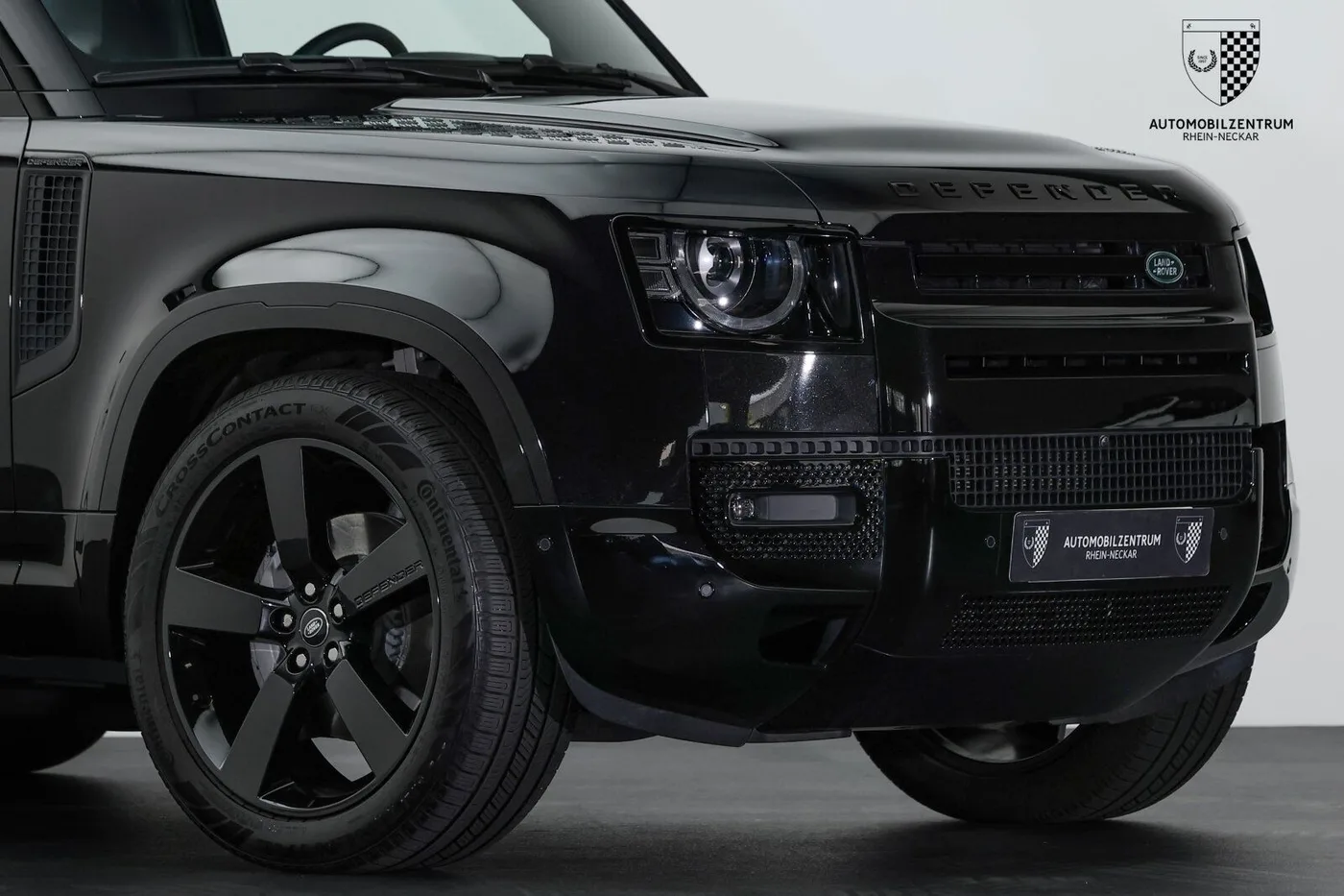 2025 Land Rover Defender 90 D300, X-Dynamic SE offered by a supercar dealer in Viernheim, Germany, photo 9 of 25
