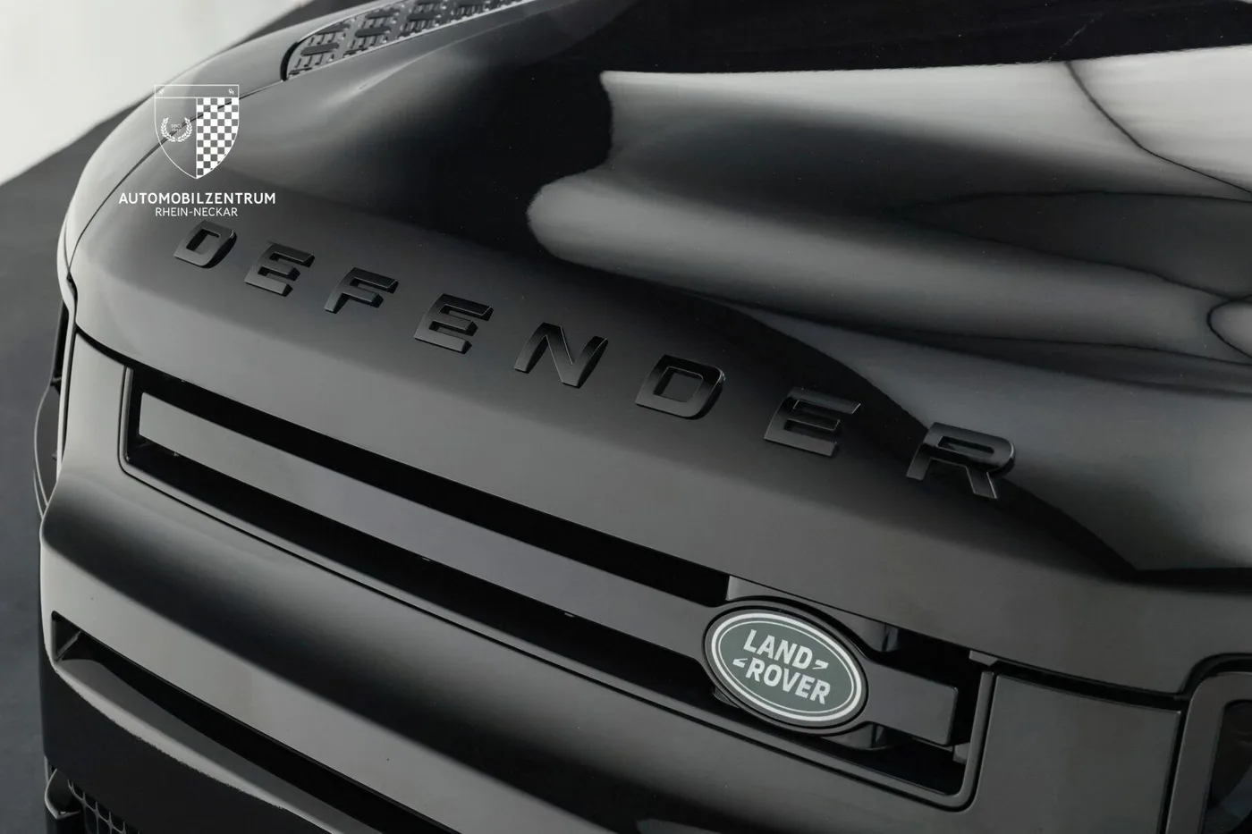 2025 Land Rover Defender 90 D300, X-Dynamic SE offered by a supercar dealer in Viernheim, Germany, photo 10 of 25