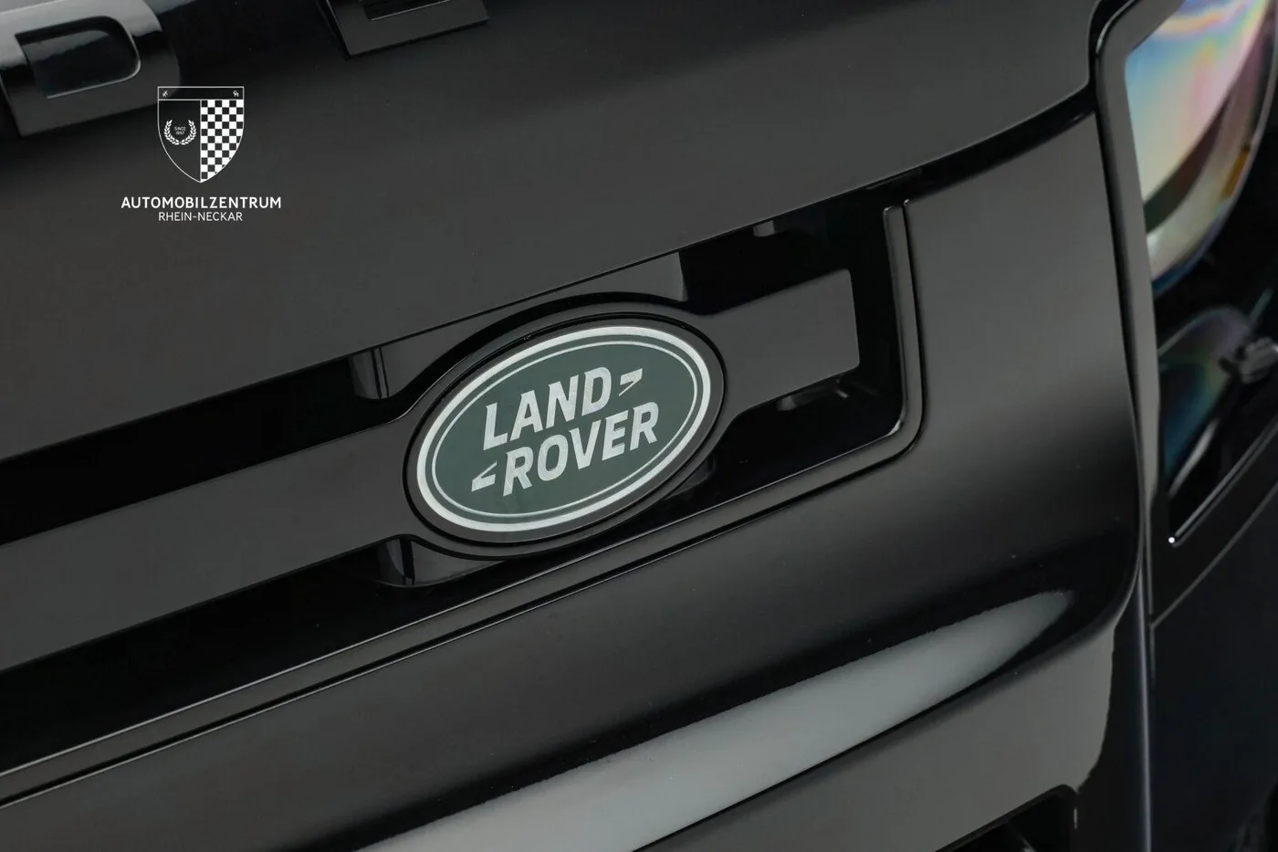 2025 Land Rover Defender 90 D300, X-Dynamic SE offered by a supercar dealer in Viernheim, Germany, photo 11 of 25