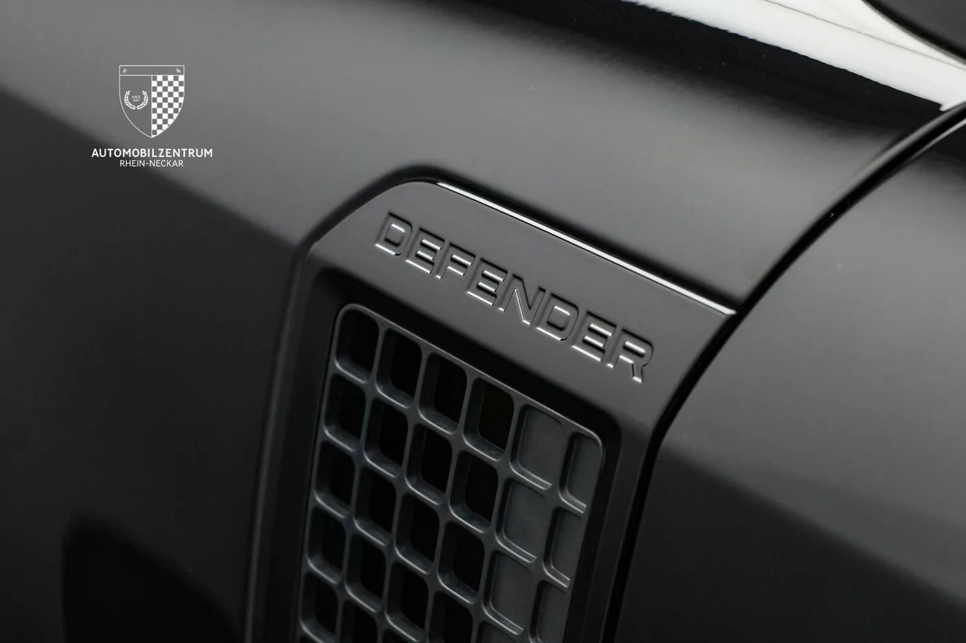 2025 Land Rover Defender 90 D300, X-Dynamic SE offered by a supercar dealer in Viernheim, Germany, photo 13 of 25