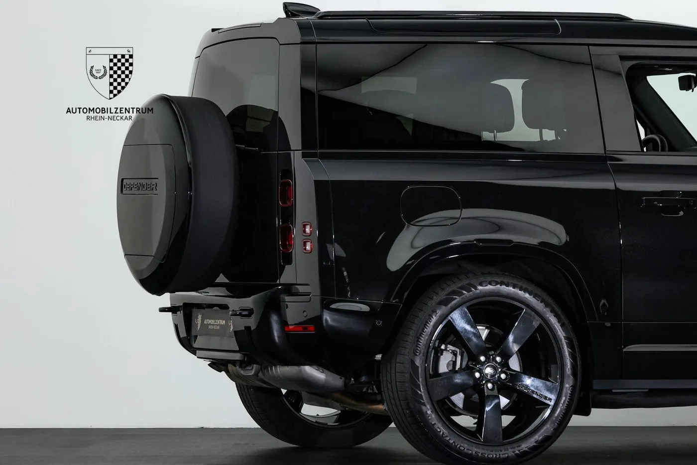 2025 Land Rover Defender 90 D300, X-Dynamic SE offered by a supercar dealer in Viernheim, Germany, photo 14 of 25