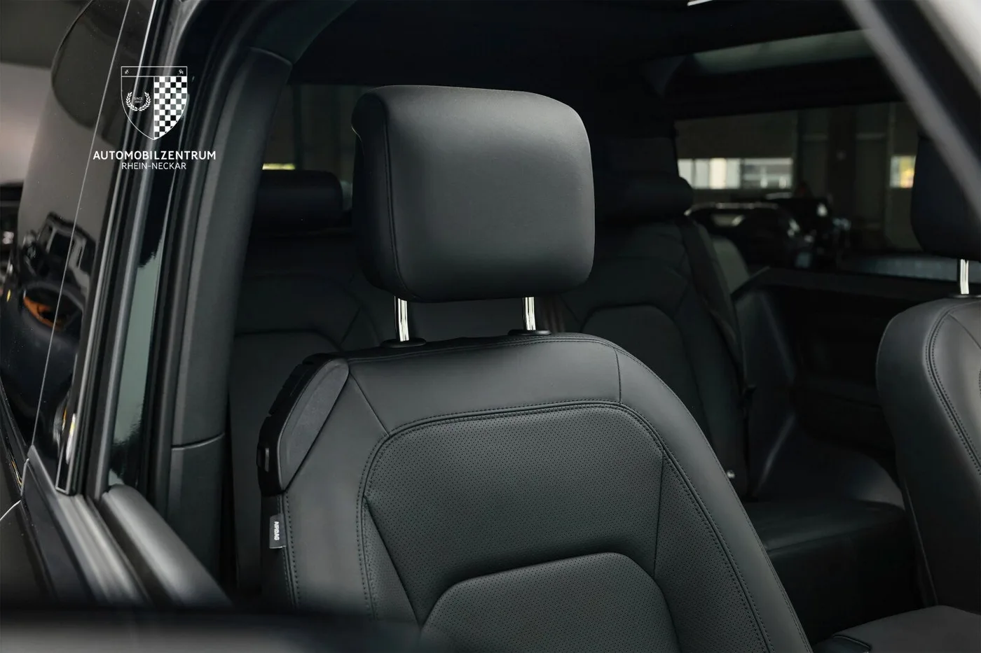 2025 Land Rover Defender 90 D300, X-Dynamic SE offered by a supercar dealer in Viernheim, Germany, photo 16 of 25