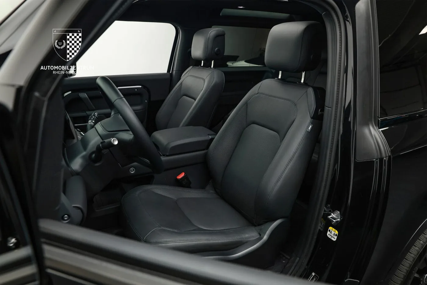 2025 Land Rover Defender 90 D300, X-Dynamic SE offered by a supercar dealer in Viernheim, Germany, photo 17 of 25