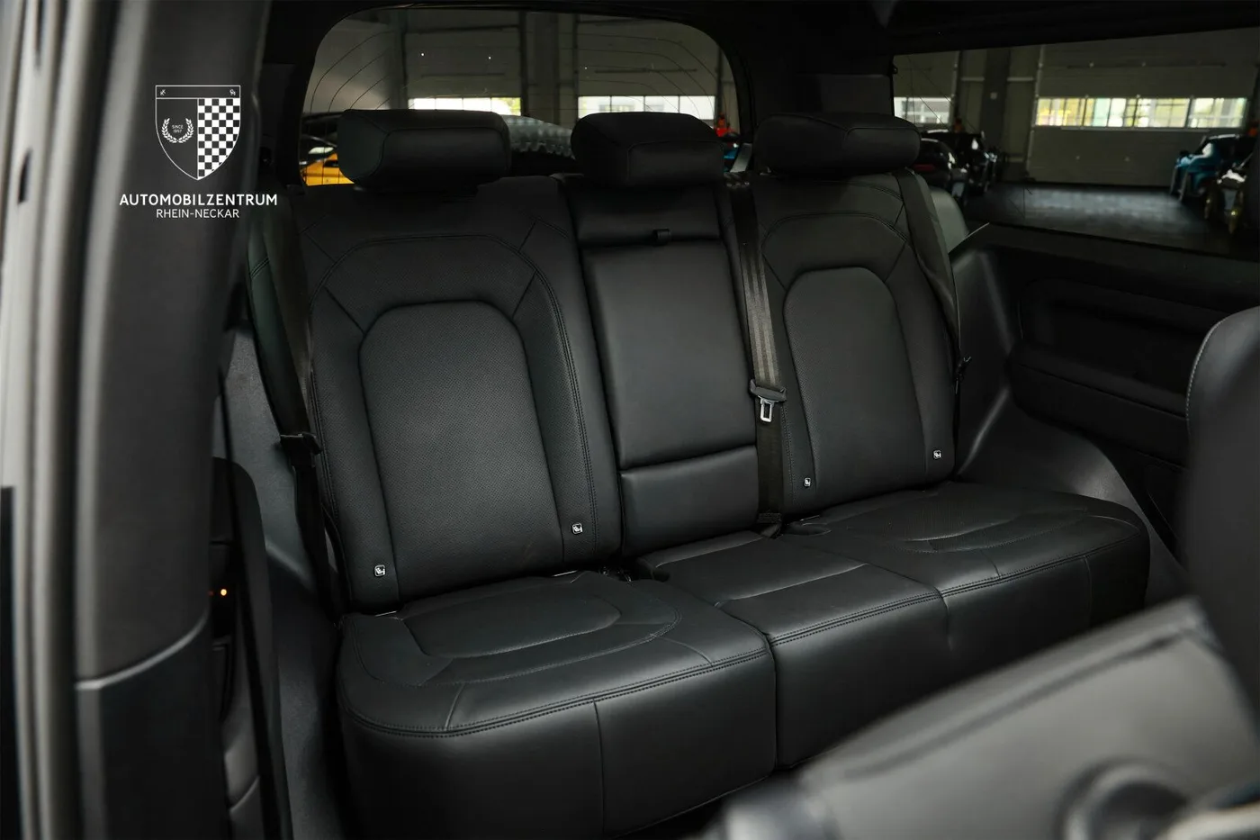 2025 Land Rover Defender 90 D300, X-Dynamic SE offered by a supercar dealer in Viernheim, Germany, photo 18 of 25