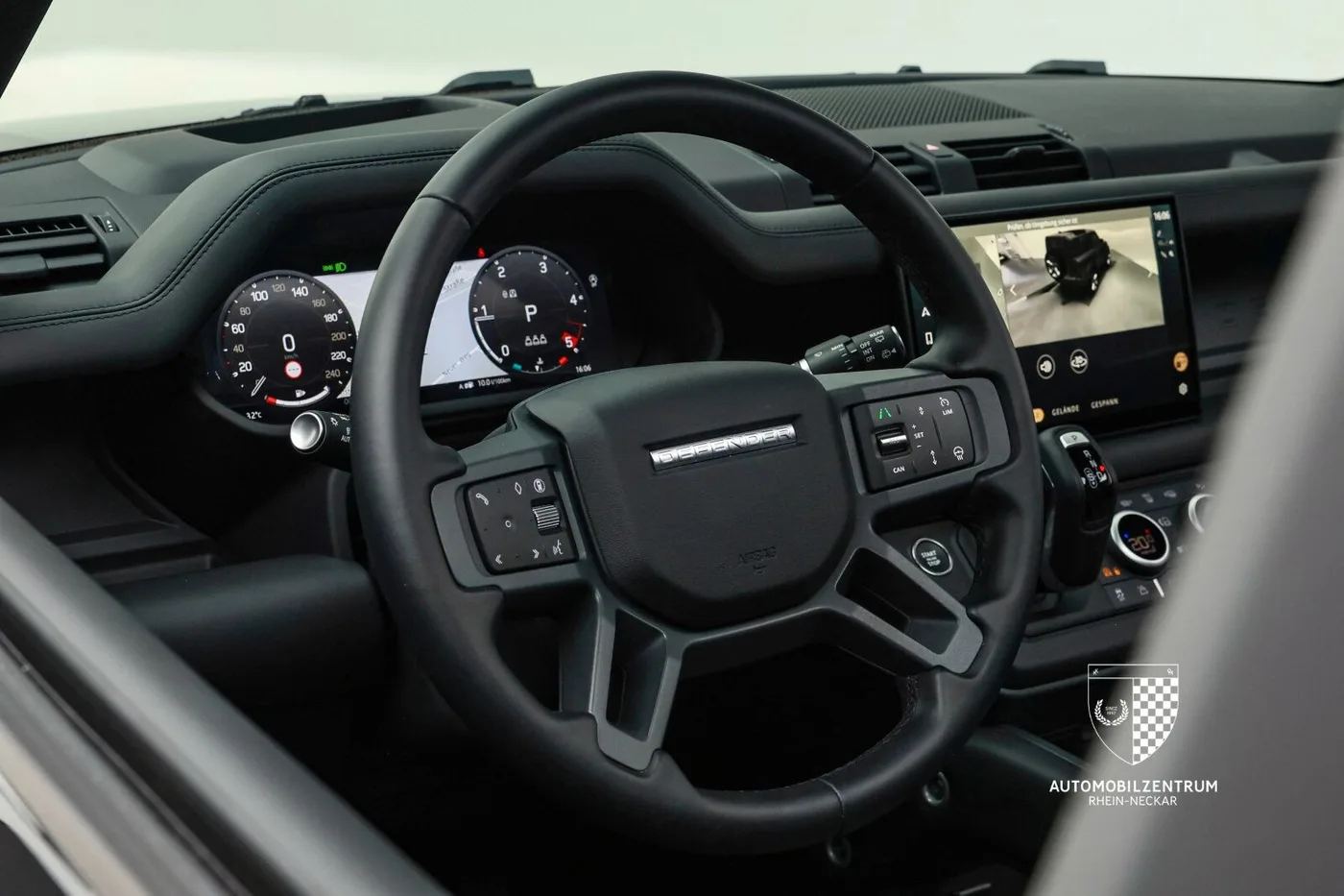 2025 Land Rover Defender 90 D300, X-Dynamic SE offered by a supercar dealer in Viernheim, Germany, photo 19 of 25