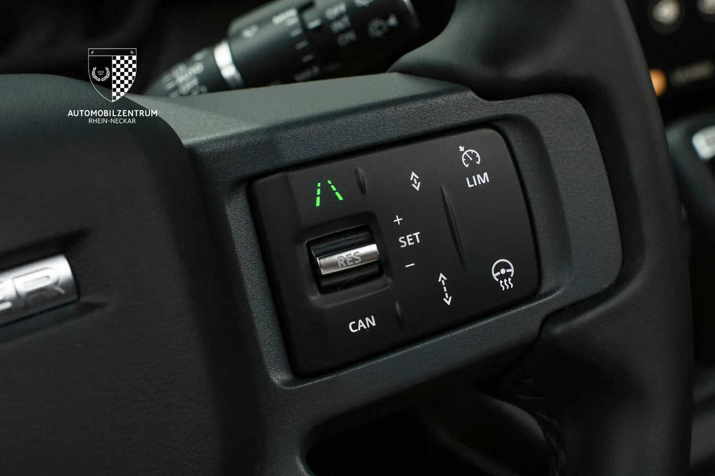2025 Land Rover Defender 90 D300, X-Dynamic SE offered by a supercar dealer in Viernheim, Germany, photo 21 of 25