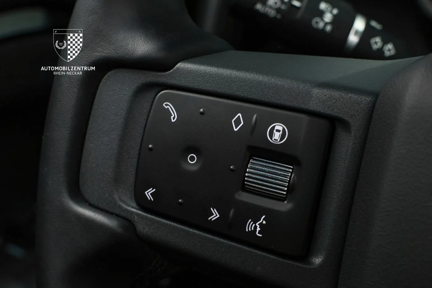 2025 Land Rover Defender 90 D300, X-Dynamic SE offered by a supercar dealer in Viernheim, Germany, photo 22 of 25